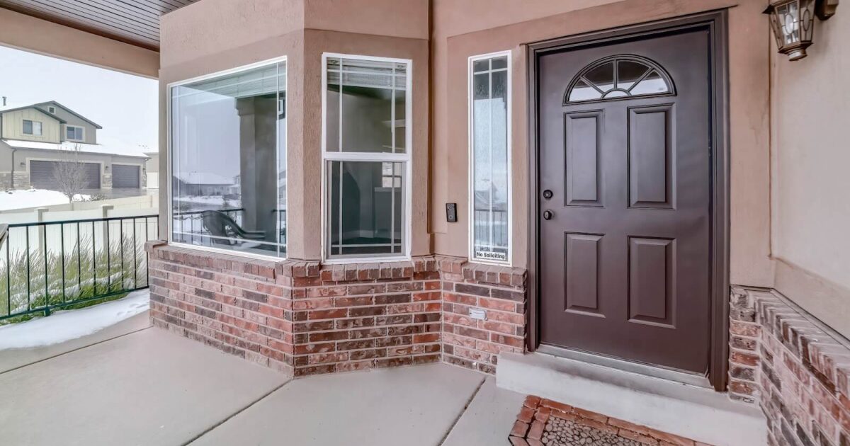 How to Refinish Exterior Wood Doors During the Rainy Season